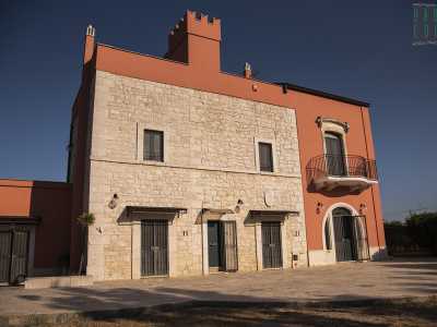 La prima residenza che ci apre i suoi cancelli � proprio sulla provinciale: si tratta di Villa Poli -Disanto, costruzione di colore bianco e rosso con conci irregolari di pietra calcarea